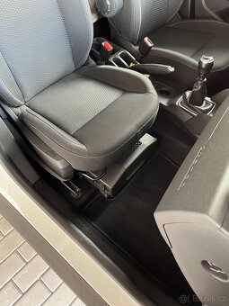 Dacia Duster šuplík pod sedadlo spolujezdce - 3