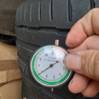 235/40/19 Hankook 2ks 7mm letni na Tesla ID - 3