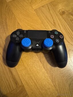 PS4 Slim 1 TB + 2 ovladače + 7 her - 3
