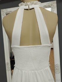 Dlouhé, bílé šaty vhodné i pro nevěstu jako půlnoční. - 3