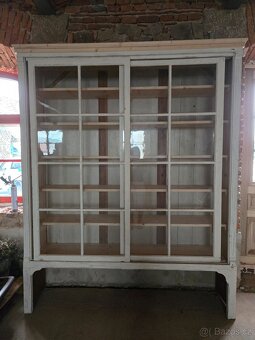 Prosklené dřevěné skříně / vitríny - 3