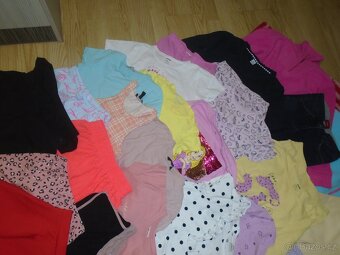 balík oblečení vel. 140 na slečnu - 3