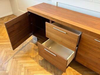 Velmi pěkný ořechový jídelní stůl BoConcept - 3