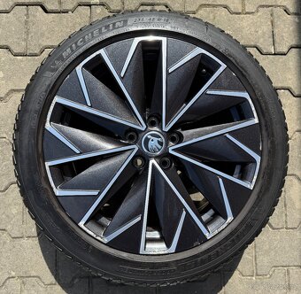 Alu kola Superb 3 - 8jx18 ET 44, celorocni pneu - 3
