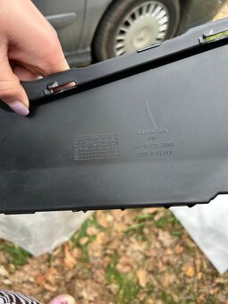 Honda ADV350 plast nášlapu pravý (64311-K2L-D00) - 3