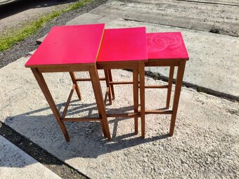 Hnízdové Retro stolkÿ s červenou deskou - 3