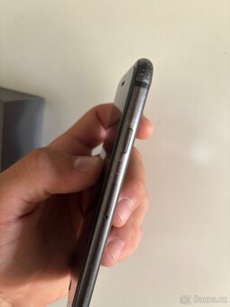 iPhone 8 - skvělý stav - 3