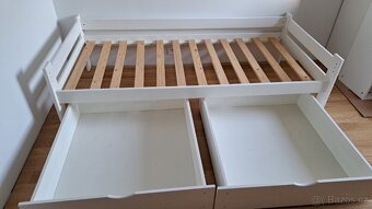 Masivní postel bílá se 2 šuplikama - 3