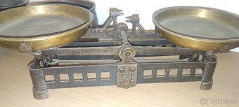 Měděné váhy, hmoždíř a staré nádobí - 3