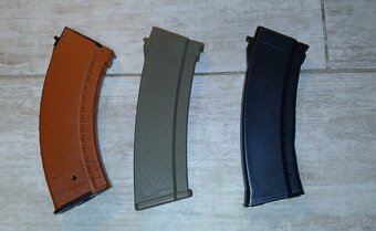 Přebytek airsoft věcí zásobníky, nabíječky - 3