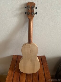 Masivní koncertní ukulele - 3