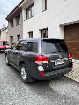 TOYOTA LAND CRUISER 200 - 3
