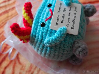 Pletací panenka COLEESON - Oheň - 3