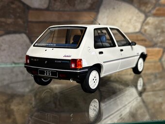 Peugeot 205 Junior bílá - 3