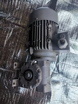 Elektromotor s převodovkou - 3