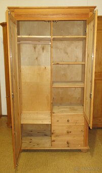 Borovicová šatní skříň se šuplíky - celomasiv - 3