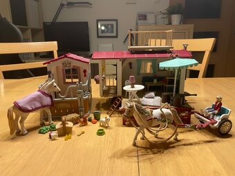 SCHLEICH Karavan + SCHLEICH Stáj + SCHLEICH Kočár - 3