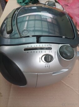 RADIO 12 V. 220 V - 3