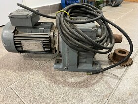Prodám el.motor s převodovkou šedý - 3