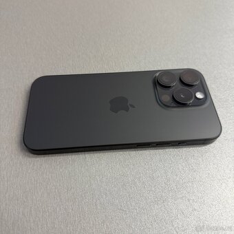 iPhone 15 Pro 256GB black titan, pěkný stav, rok záruka - 3