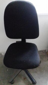 Prodám levně téměř nový světlý PC stolek - 3