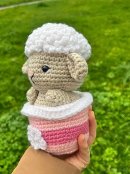 Háčkovaná hračka - velikonoční ovečka - 3