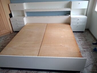 Ložnice s nočními stolky a úložným prostorem - 3
