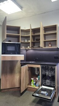 Zánovní kuchyň se spotřebiči lednička, myčka, mikrovlnka - 3