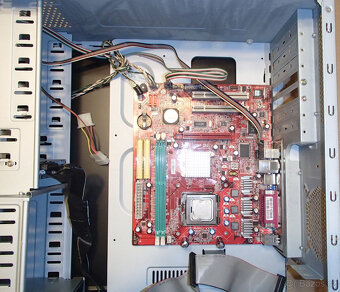Dvě PC skříně se zbytky komponent - 3