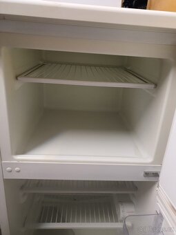 pěkná 140 cm lednice s mrazákem nahoře - 3