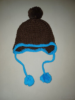 Pletená čepice s bambulemi - 3