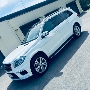 Pronajmu MERCEDES GL 350d AMG PACKET 4 Matic 7 Míst - 3