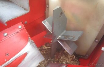 Štípací automat hakki pilke Falcon 35 plus podavaci stul - 3