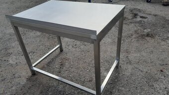 Nerezový stůl 110x75x90 cm se zadním lemem - 3