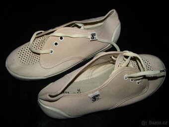 staré retro tenisky a zástěry - 3