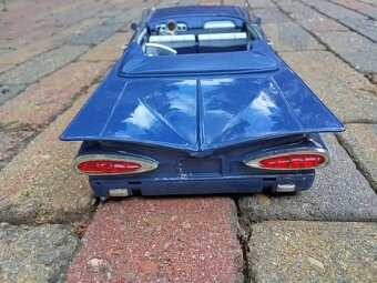 Velký kovový model Cadilac - 3