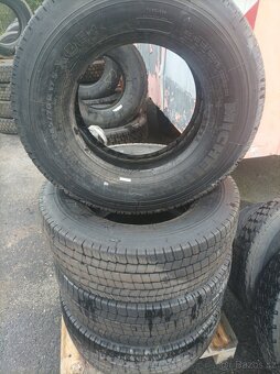 Pneu Michelin   245 70 17,5 - 3
