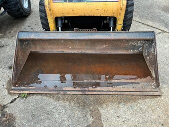 Smykový nakladač CAT 242B - 3