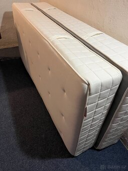 Prodám ratanovou postel Ikea 180x200 + matrace Hyllestad - 3