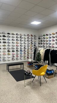 Prodám visací podstavce na zboží (tenisky) - 3