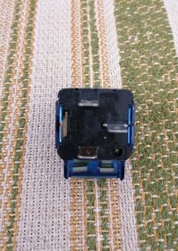 Relé s pojistkou 12V - 3