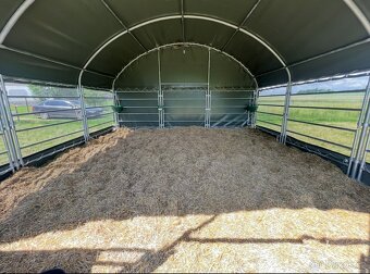 Prodám přístřešek pro zvířata 6×6 m včetně hrazení a plachet - 3