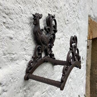 ZÁVĚSNÝ LITINOVÝ DRŽÁK NA ZAHRADNÍ HADICI S KOHOUTEM - 3