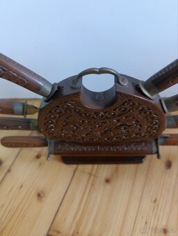 Vyřezávaný stojan. - 3