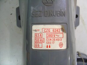 zásuvka na zeď - 3