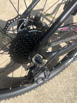 Horské elektrokolo 135 km NÁJEZDMAXBIKE TORVI černá růžová - 3