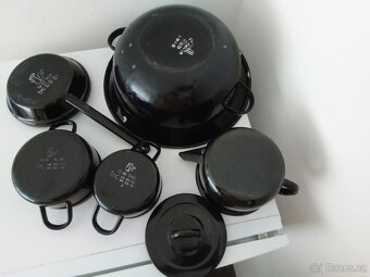 Staré, černé, smaltované nádobí - 3