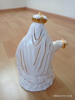 Michelangelova pieta.První je porcelánová, druhá alabastrová - 3