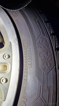 Zimní Barum 145/70 R13 s disky a poklicemi - 3