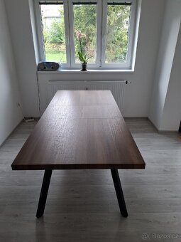 Masivní kuchyňský stůl ve výborném stavu - 3
